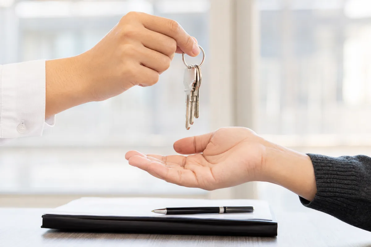 Remise de clés d’un appartement lors de la signature d’un acte de vente immobilière