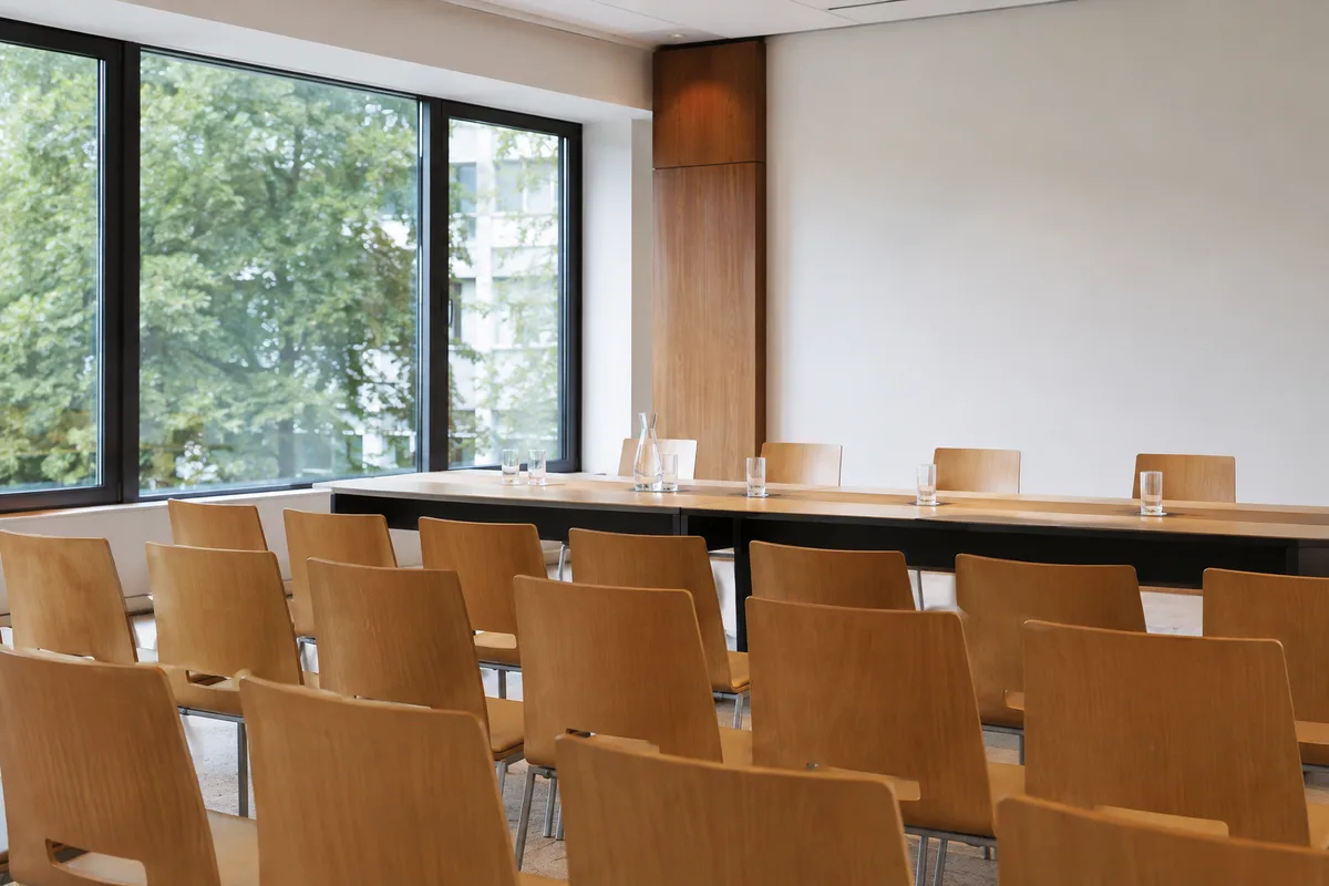 Salle préparée pour une assemblée générale de copropriété, chaises disposées en rangées